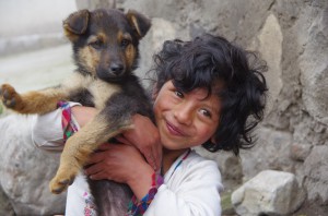 1. místo Nejvěrnější přítel člověka“ V zapadlé vesničce jihoamerických And udělá věrný pes dítě šťastným 